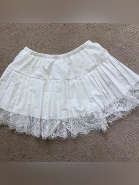 White Lace Trim Pleated Mini Skirt